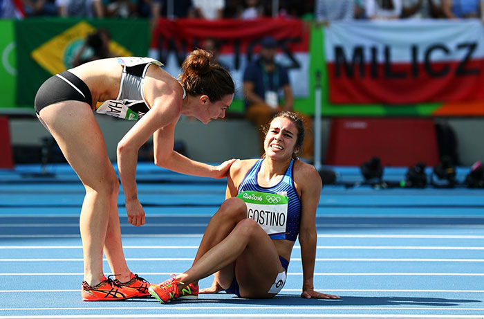 Dos atletas se ayudan en los Juegos Olímpicos