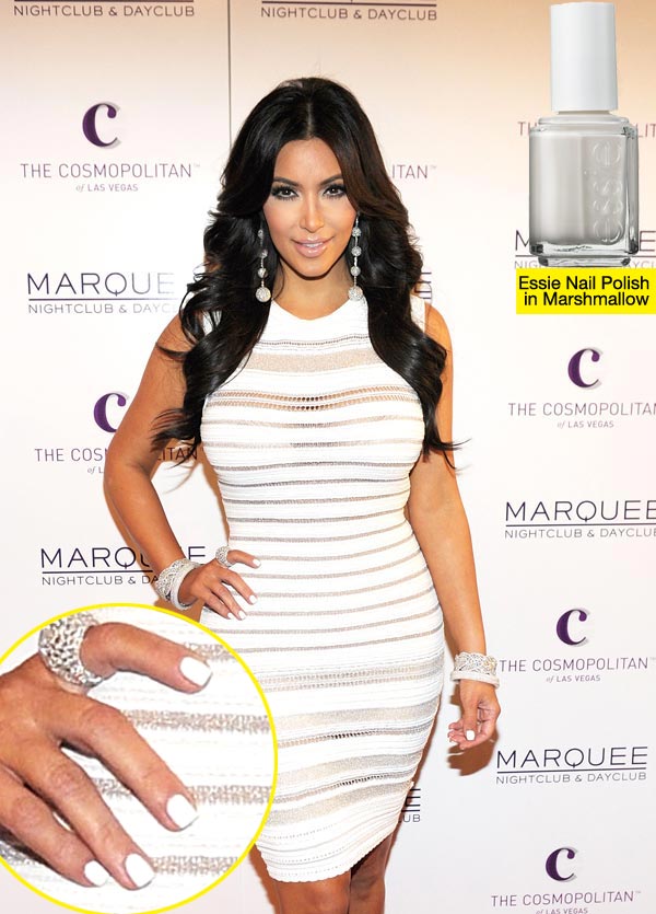 Kim Kardashian con vestido y manicura a juego