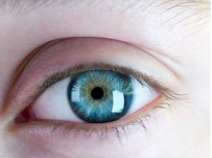 Una operación con láser podría volver tus ojos azules