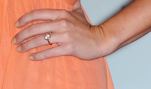 Miley Cyrus y su manicura melocotón para hacer que destaque su nuevo anillo-pedrusco