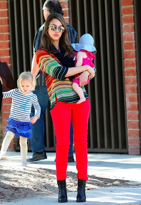 Jessica Alba no se quita los pantalones de colores, esta vez los lleva en rojo