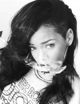 Rihanna ha vuelto a la sien rapada
