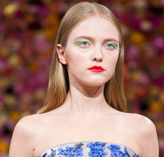Eyeliner verde flúor en el desfile de Dior 