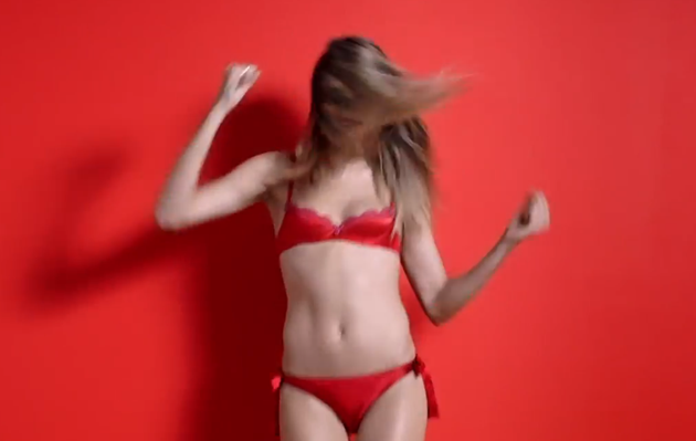 Cara Delevingne baila en ropa interior en un anuncio japonés 