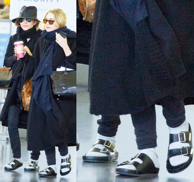 Las gemelas Olsen con sandalias y calcetines blancos