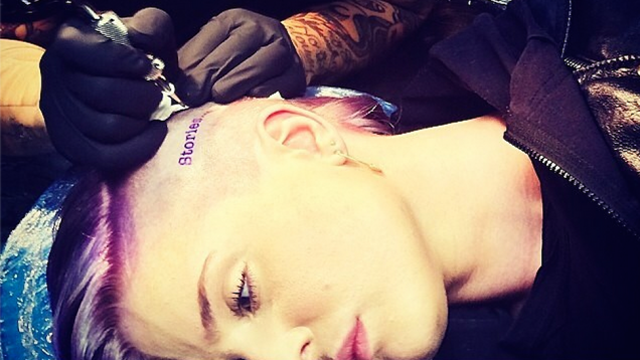 Kelly Osbourne se hace un tatuaje en la cabeza