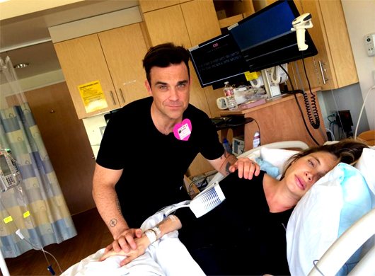 Robbie Williams retransmite el parto de su mujer 