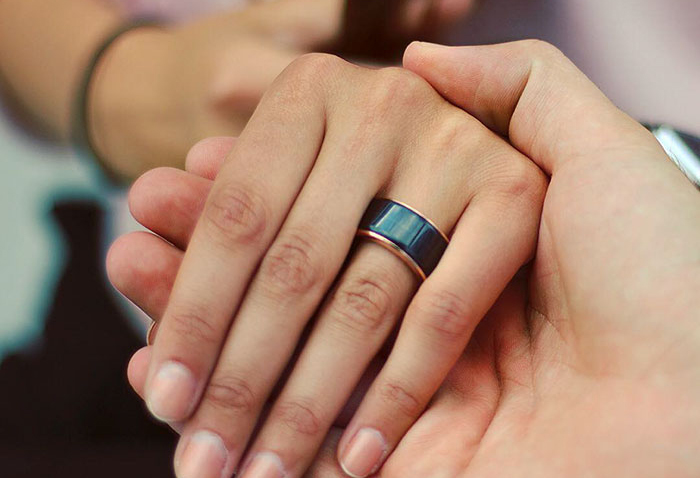 El anillo que te hace sentir a tu pareja esté donde esté