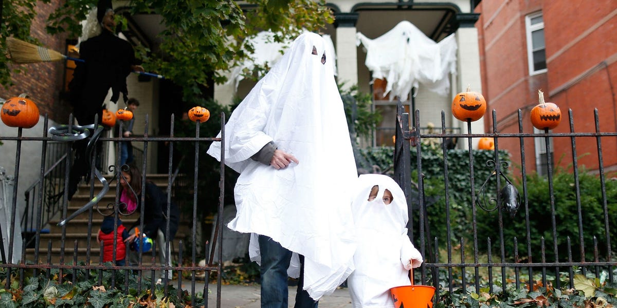 La directora de los CDC, Rochelle Walensky, afirma que los niños podrán hacer truco o trato sin peligro este Halloween