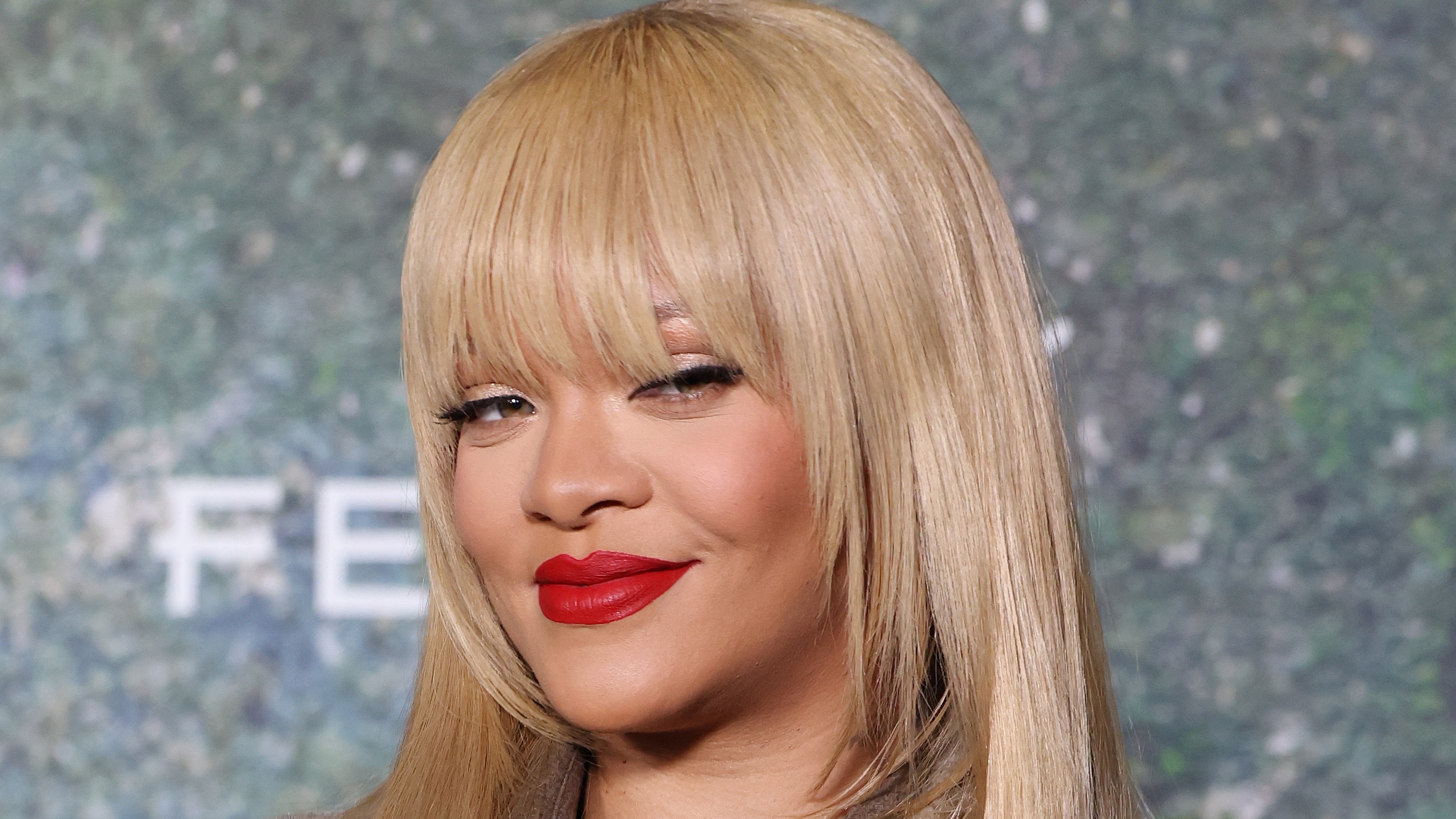 El moño perfectamente deshecho de Rihanna es el único peinado veraniego que necesitas
